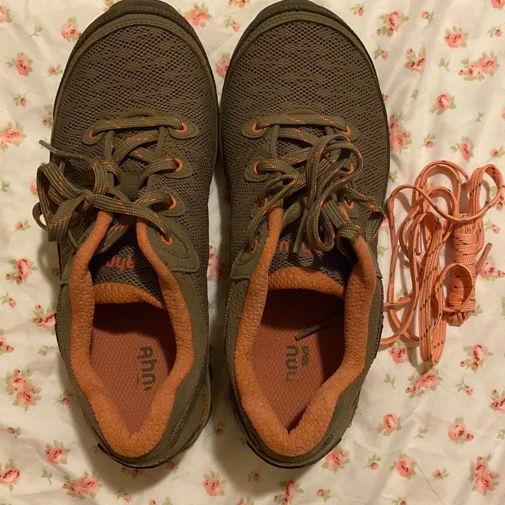 Lightly Used Women’s Ahnu Hiking shoes Size 9.0